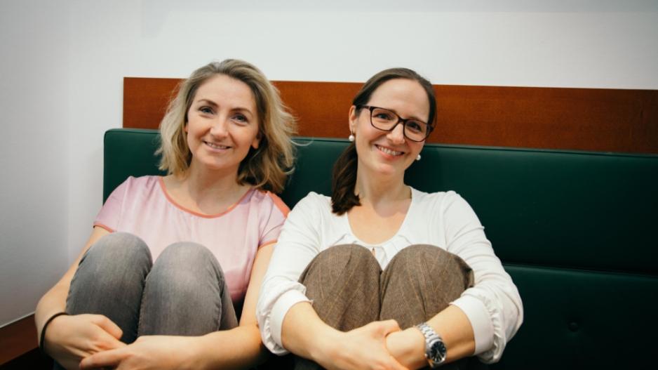 Jobsharing als ideales Konzept für Karriere in Teilzeit Zwei Frauen sitzen gemütlich nebeneinander auf einer Couch